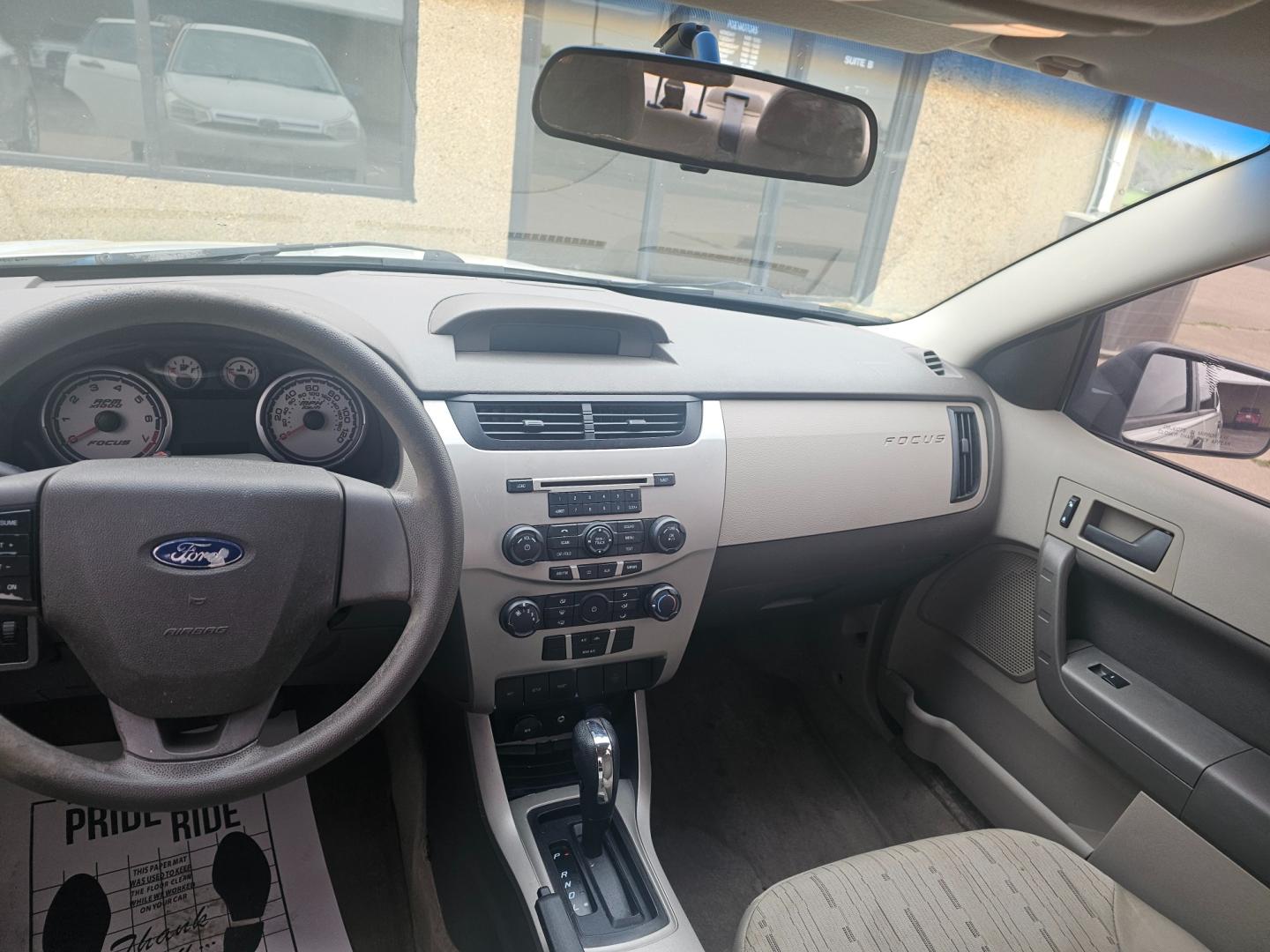 2009 WHITE Ford Focus SE Sedan (1FAHP35N49W) with an 2.0L L4 DOHC 16V engine, located at 533 S Seven Points BLVD, Seven Points, TX, 75143, (430) 255-4030, 32.313999, -96.209351 - Photo#4